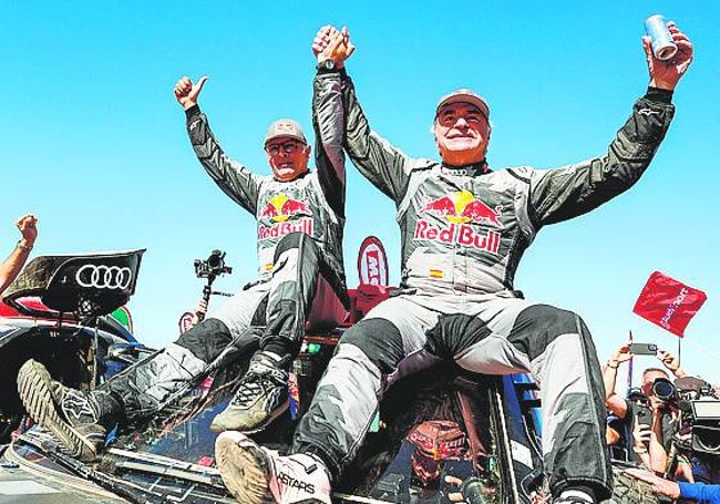 Lucas Cruz y Carlos Sainz tras ganar la última edición del Dakar.