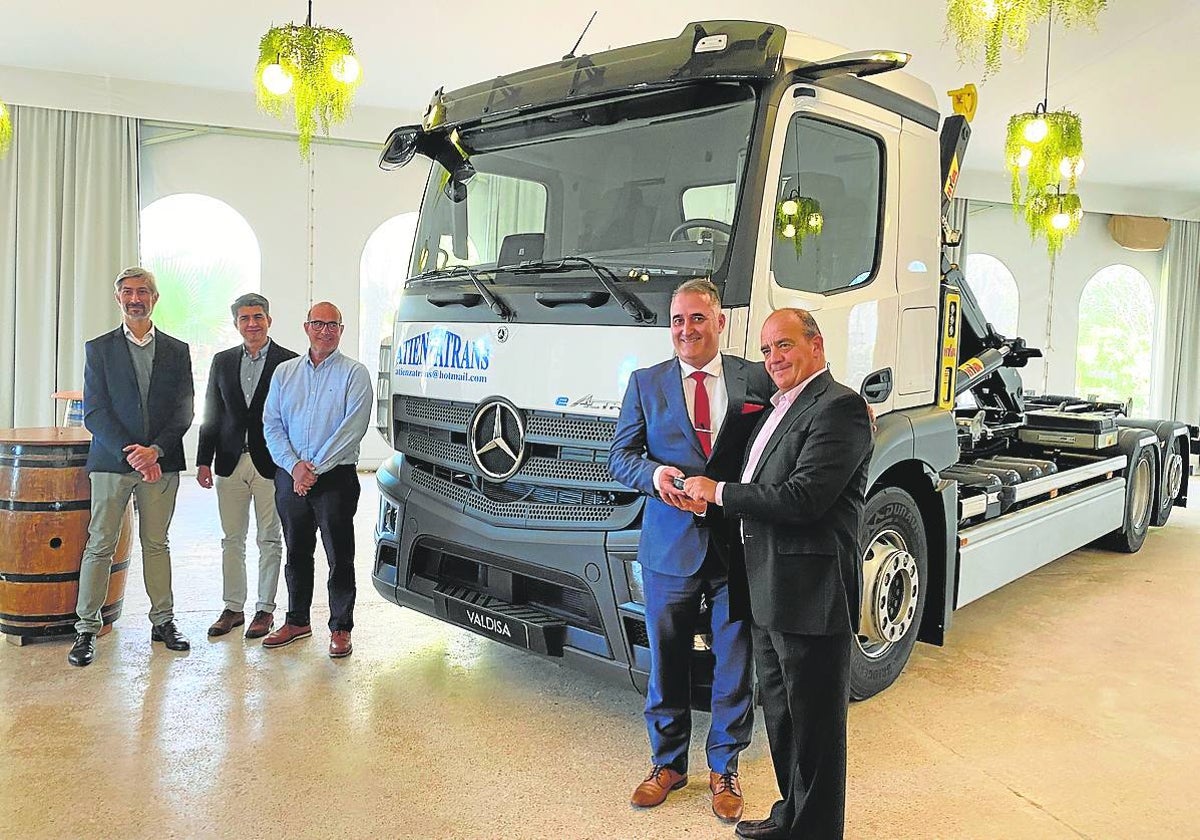 En primer plano, Antonio García, CEO de Daimler Trucks, con Roberto Atienza, de AtienzaTrans, y el equipo de Mercedes y Valdisa Valencia.