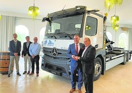 En primer plano, Antonio García, CEO de Daimler Trucks, con Roberto Atienza, de AtienzaTrans, y el equipo de Mercedes y Valdisa Valencia.