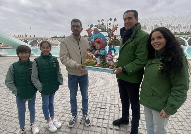 José Gallego y los representantes de Convento Jerusalén, con la escena de la Exposició del NInot.