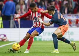 Diego López y Lino en una acción del Atlético-Valencia.