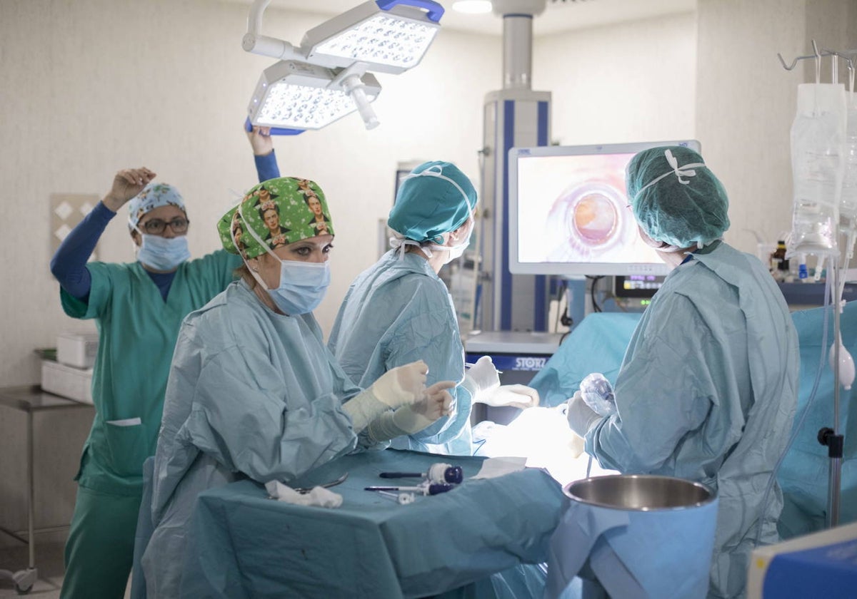 Un equipo médico durante una operación.