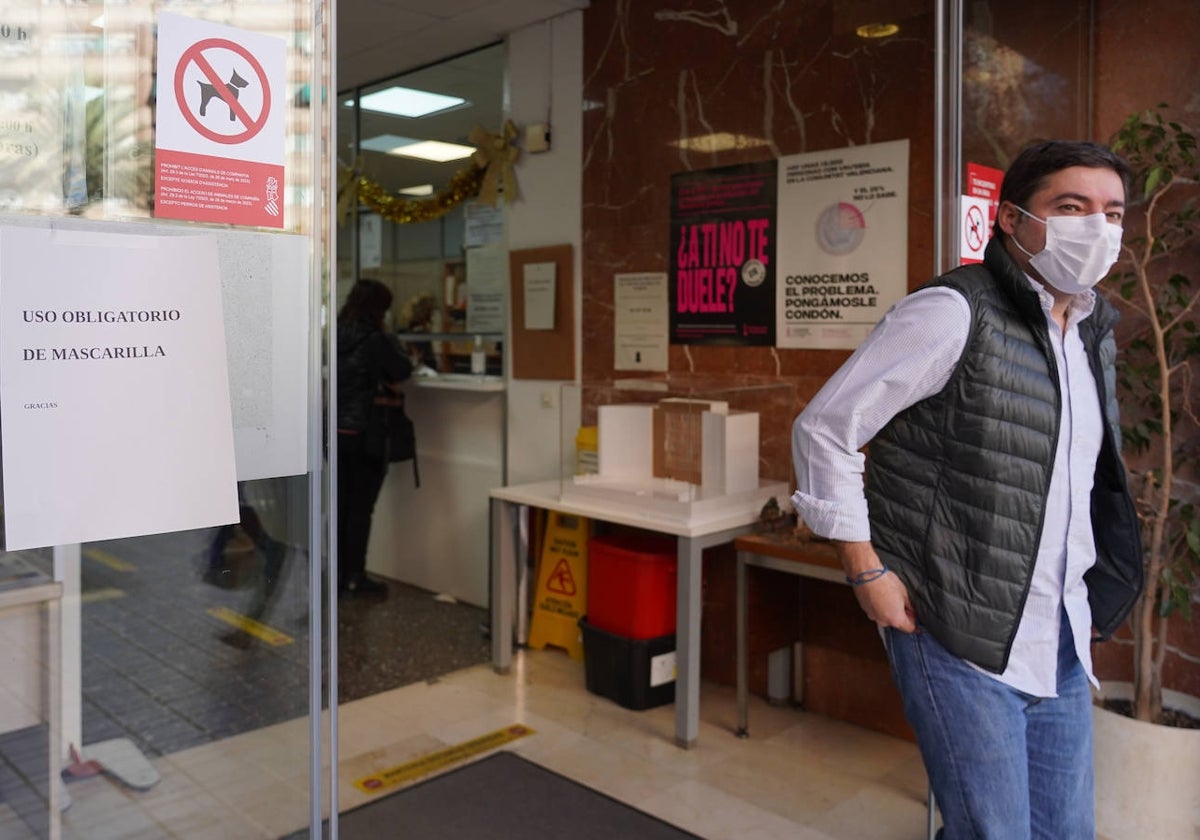 La mascarilla deja de ser obligatoria en los centros sanitarios valencianos.