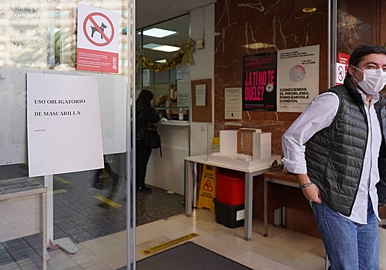 La mascarilla deja de ser obligatoria en los centros sanitarios valencianos.