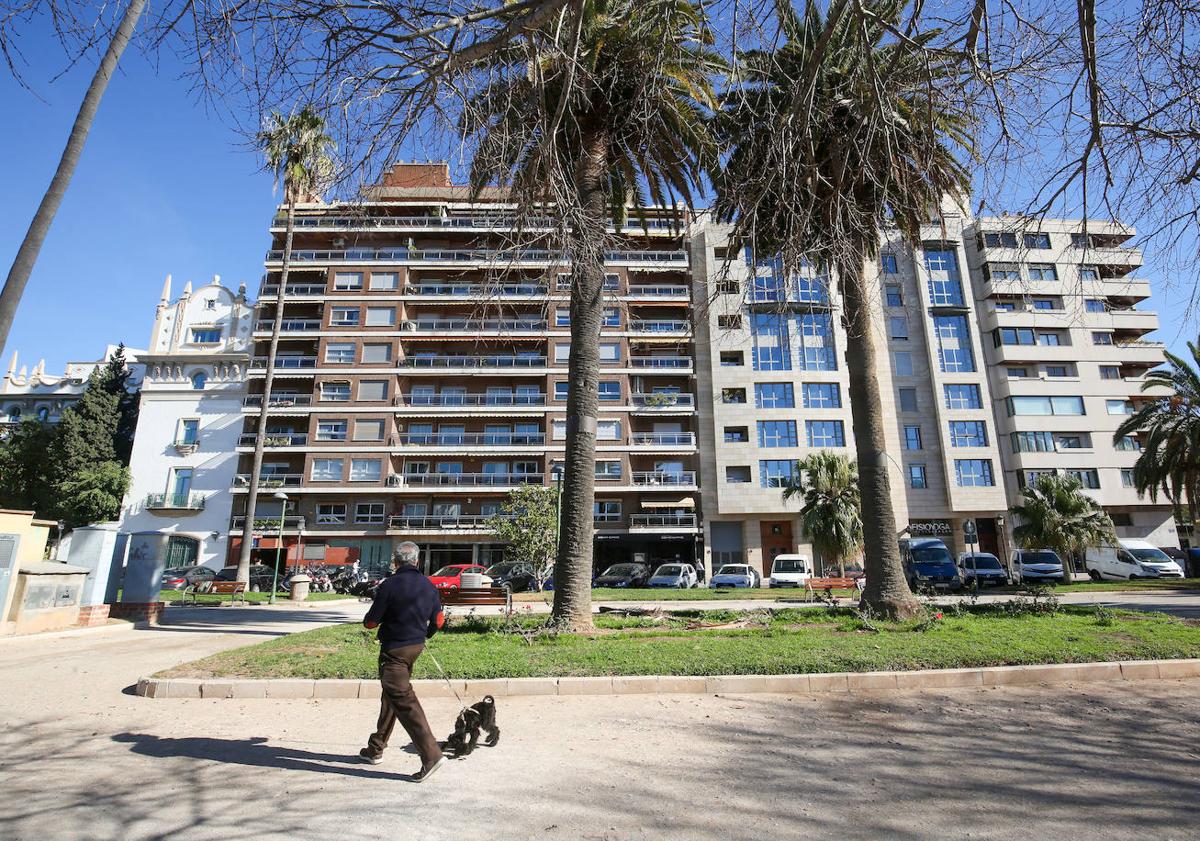 Imagen principal - Arriba, los edificios están diseñados para abrirse a la luz y las vistas del cauce del río. Abajo, Miguel Colomina es el arquitecto de edificios Alameda, la cabecera de Micer Mascó. A la izquierda, cruce entre Amadeo de Saboya y Armando Palacio Valdés.