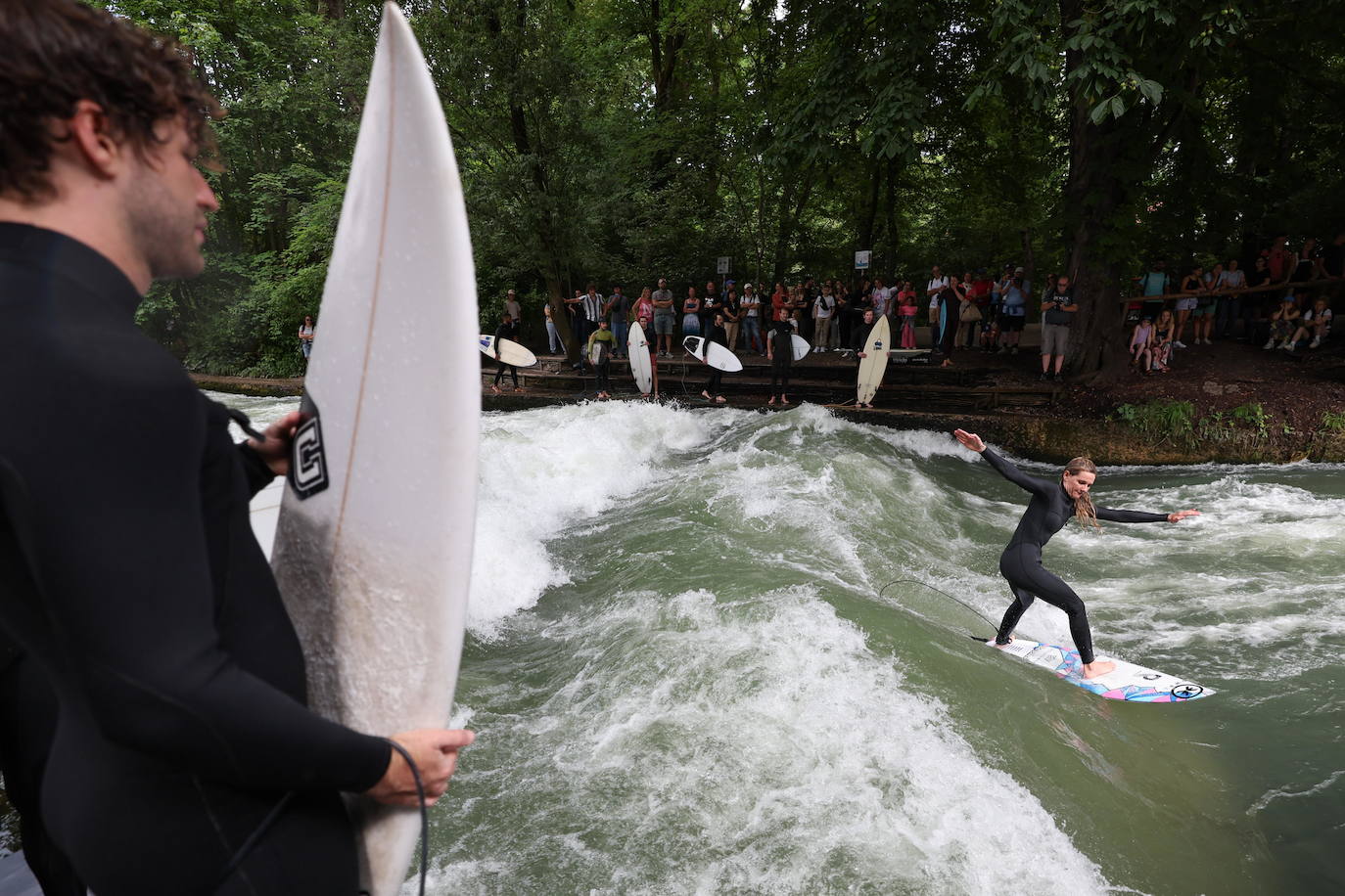 La experiencia única de surfear en pleno centro de Múnich