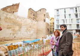 El concejal de Acción Cultural y Patrimonio, José Luis Moreno, y la jefa del Servicio de Arqueología Municipal, Pepa Pascual, en la visita de obras a la muralla islámica de la plaza del Ángel.