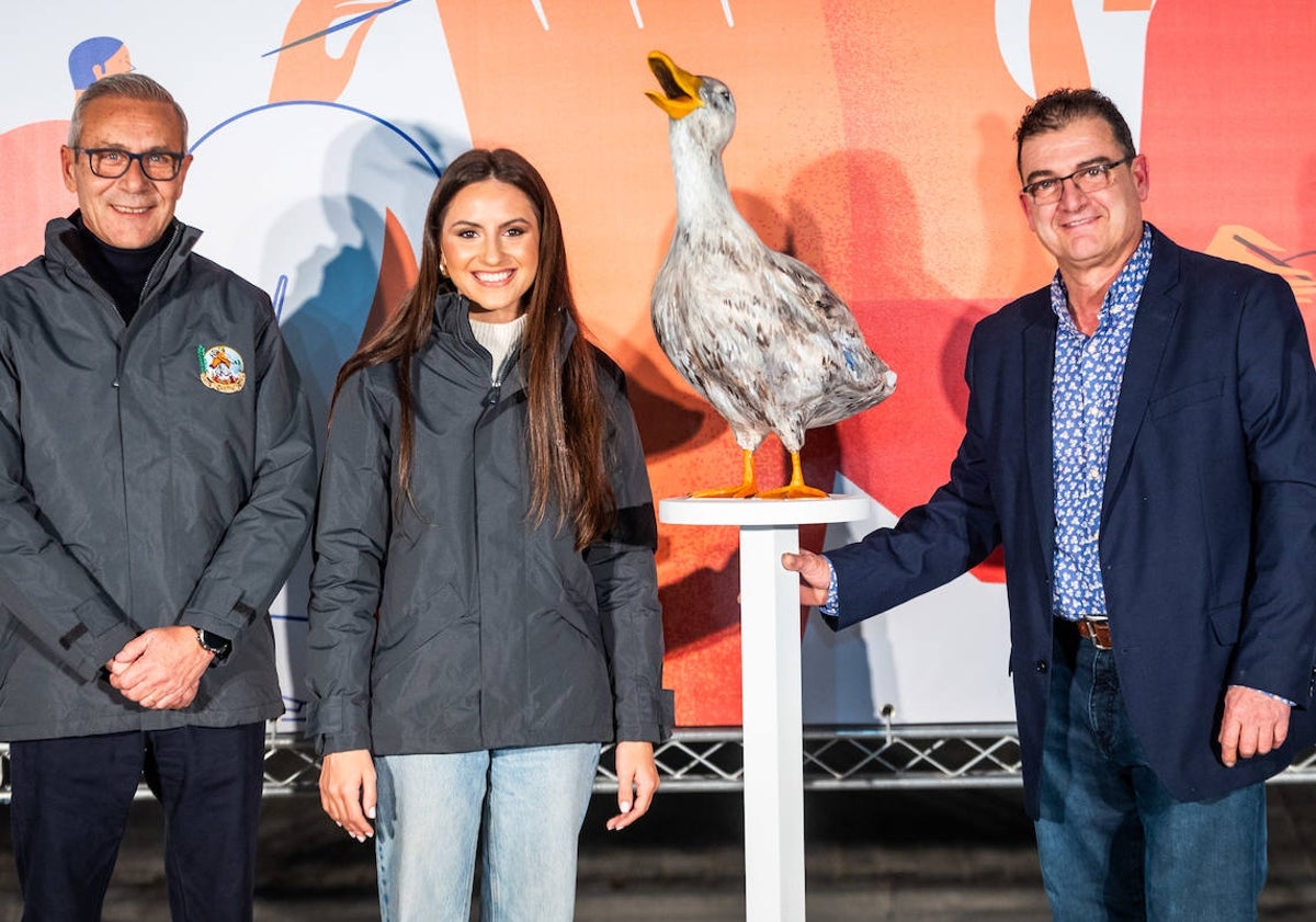 Imagen principal - Posado de María estela Arlandis y Marina García ,junto al concejal Santiago Ballester y los artistas de las fallas municipales y la fallera mayor de Valencia 2024, llevando la figura.