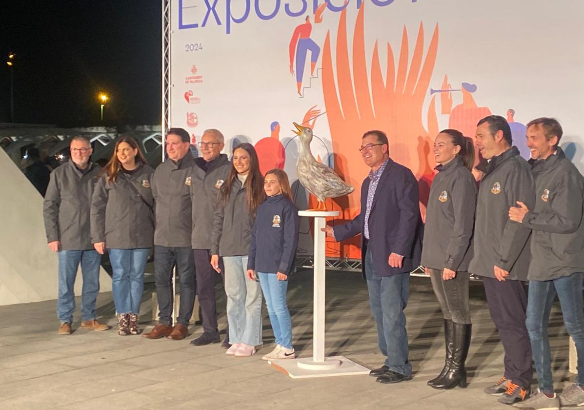 Las falleras mayores de Valencia posan junto a la figura municipal grande, un pato.