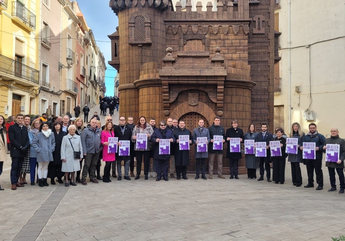 Miembros de la Asociación de Fiestas y el Ayuntamiento en la presentación del cartel.