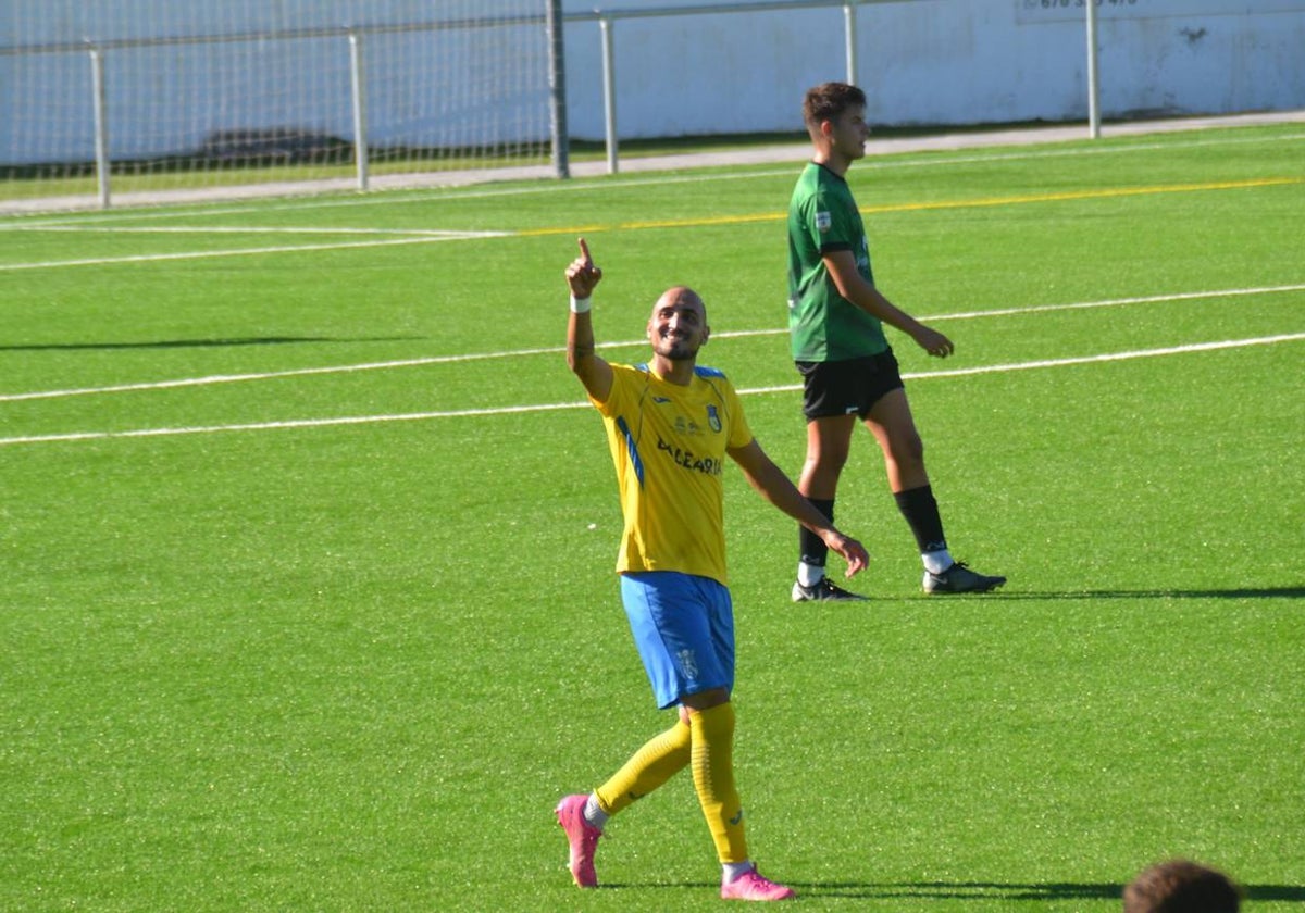 Panucci celebrando un gol.