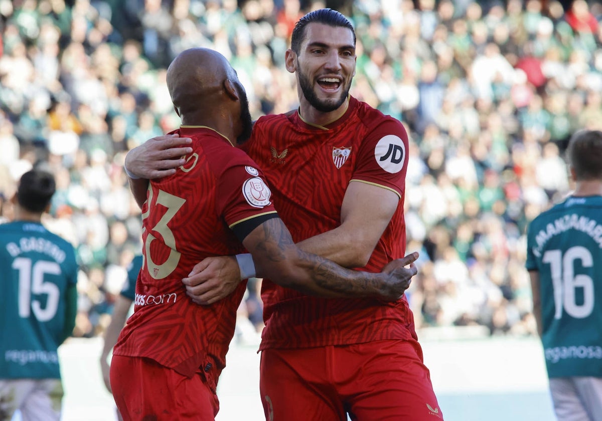 Marcao felicita a Rafa Mir tras un gol del delantero.