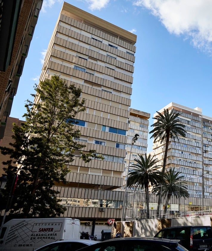 Imagen secundaria 2 - Edificios de elevada altura, con zonas ajardinadas y magna superficie interior se reparten por todo el barrio, especialmente junto a Botánico Cabanilles, en la zona próxima a Viveros, la Hípica y el Club de Tenis.