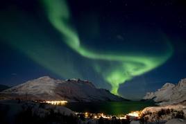 La aurora boreal ilumina el cielo sobre la población noruega de Ersfjordbotn, cerca de Tromso. Imagen de archivo.