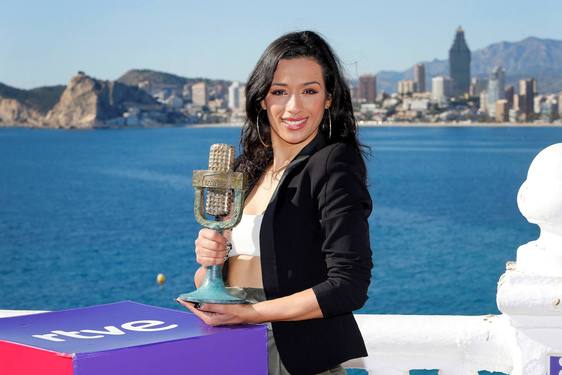 La cantante Chanel posa con el 'Micrófono de bronce' tras ganar el Benidorm Fest en 2022.