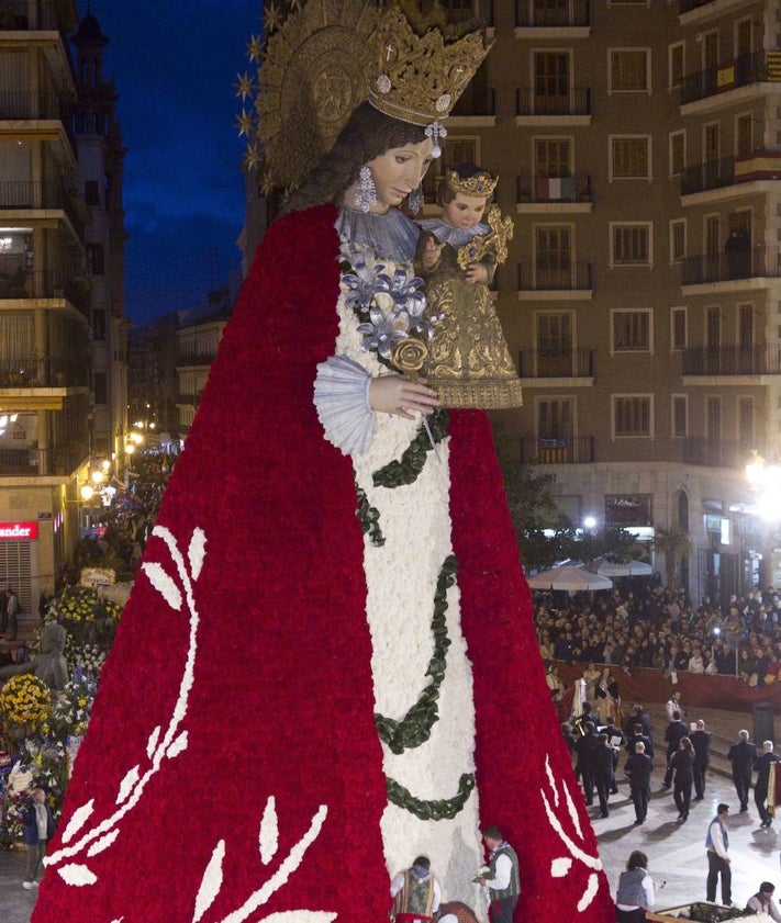 Imagen secundaria 2 - Detalles del deterioro de la pieza y cadafal repleto de flores en una Ofrenda.