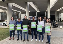 Los representantes de Compromís frente a la entrada del Hospital de Dénia