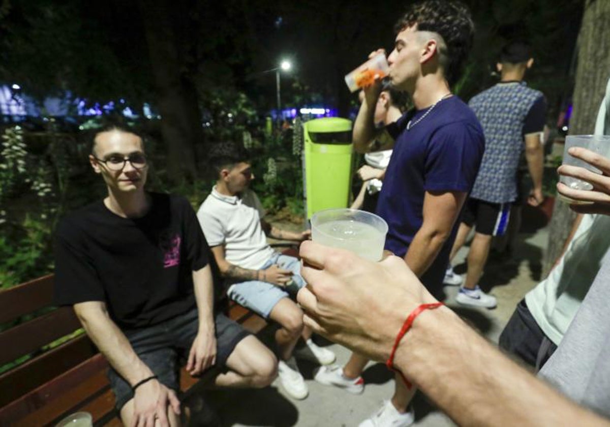 Varios jóvenes, de botellón en la plaza de Honduras.