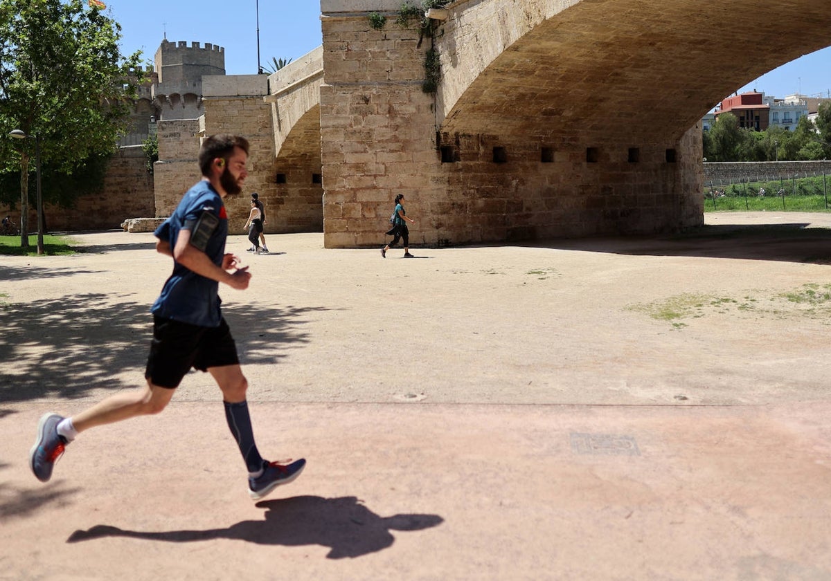 Un corredor, por el carril de running del cauce del río de Valencia.