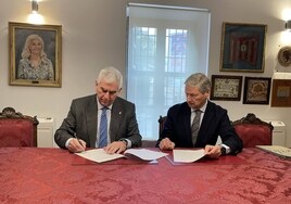 Alejandro Klecker y Vicente Genovés firman el convenio entre la Real Fábrica de Tapices y el Museo de la Seda.