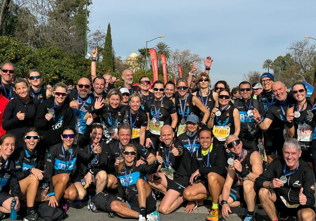 Integrantes del club felices tras una carrera