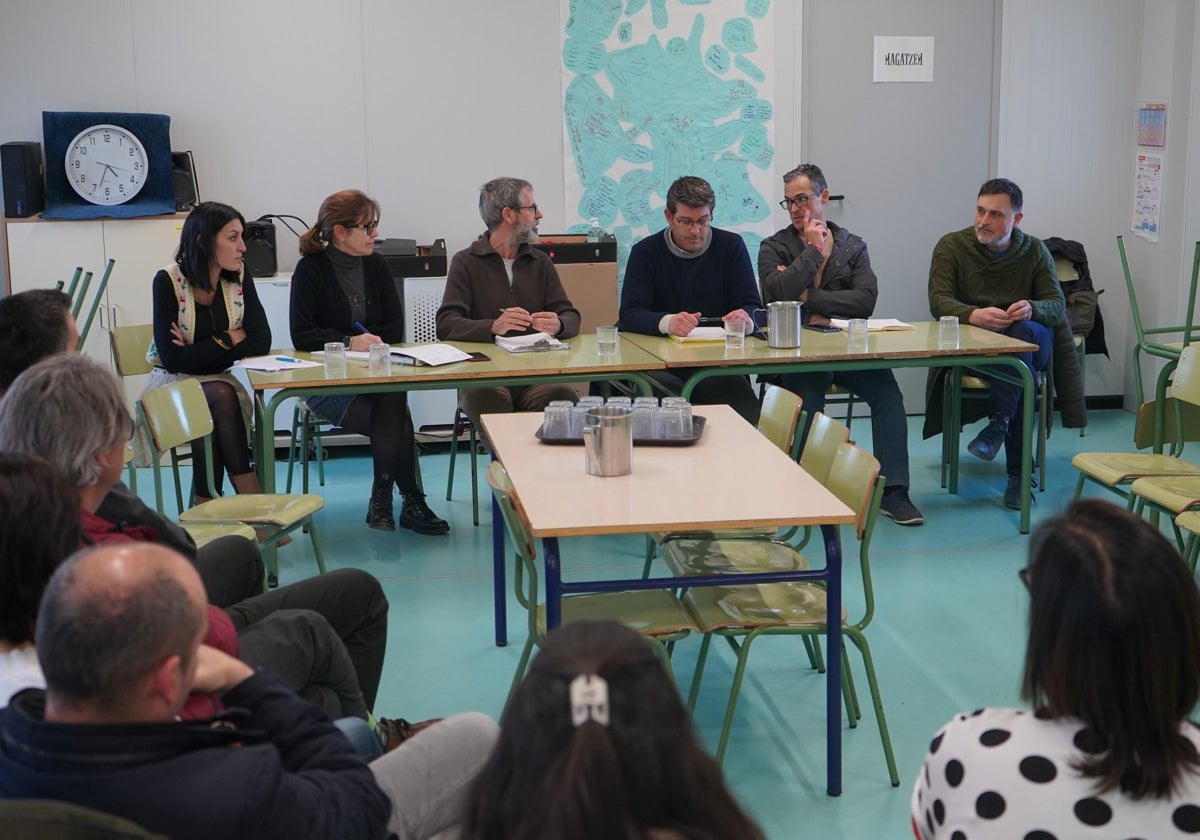 Reunión de los representantes municipales con el consejo escolar del centro.