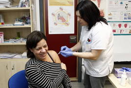 Una mujer se vacuna de la tosferina. Imagen de archivo.