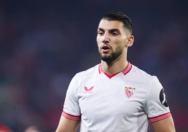 Rafa Mir, seguirá como fubolista del Sevilla.