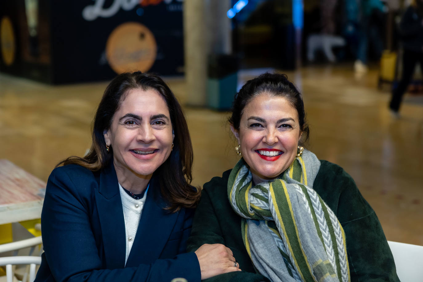 Luz Marina Lopera y Begoña Lluch en el mercado de Colón.