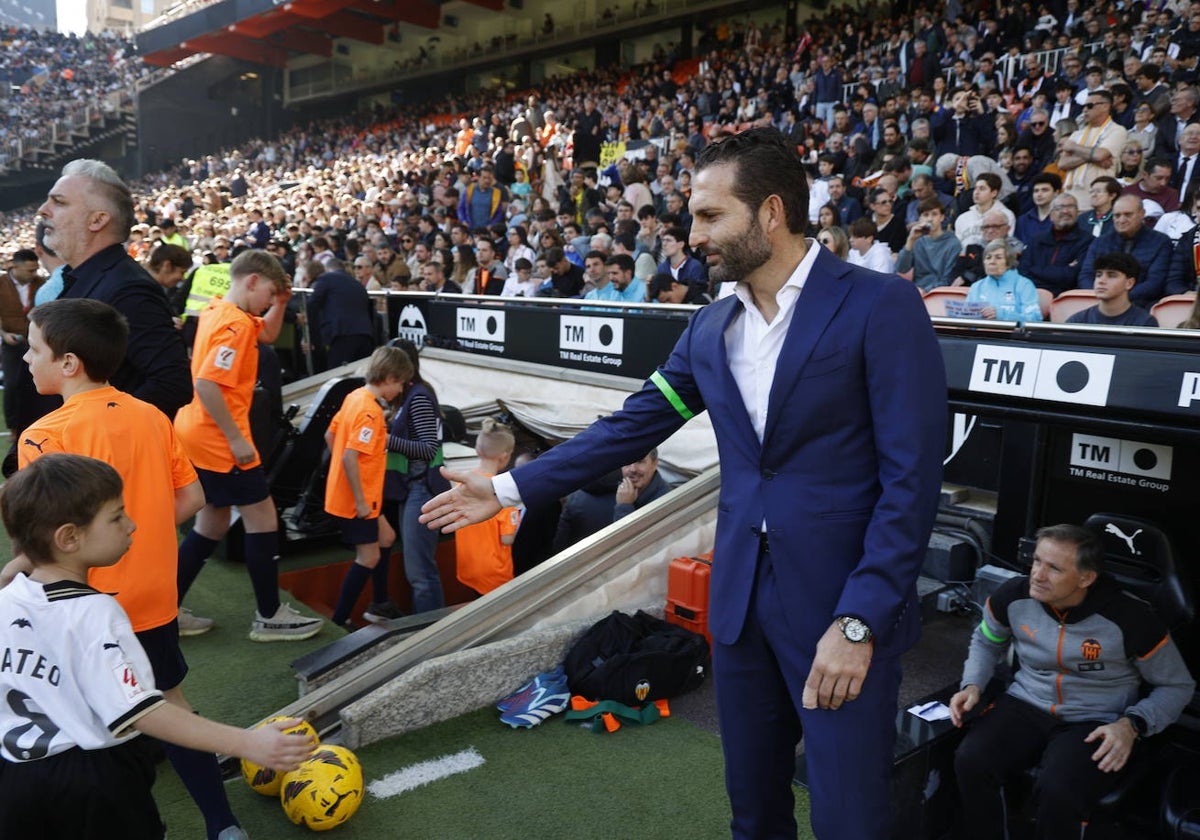 Rubén Baraja saluda a un pequeño valencianista en Mestalla.