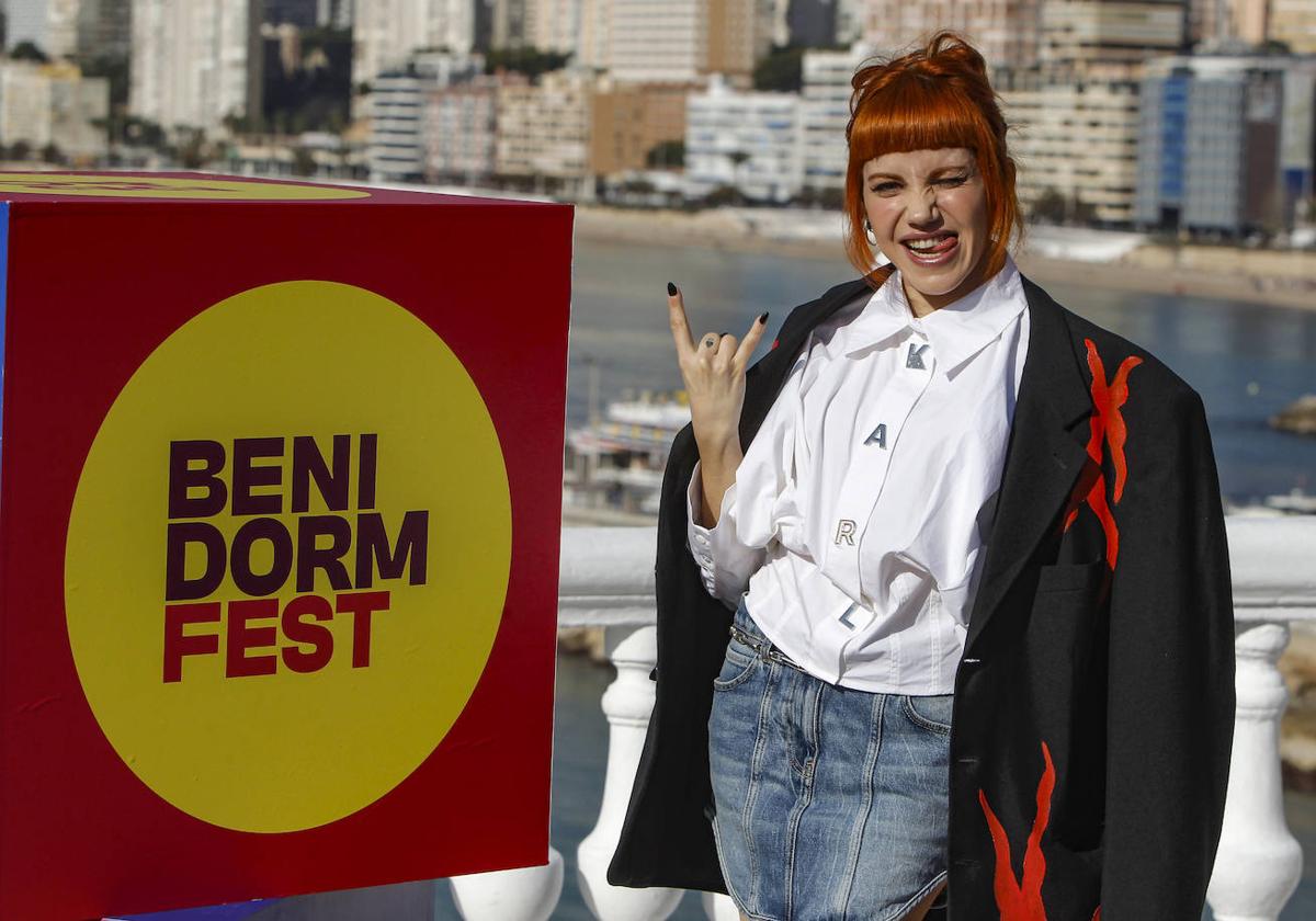 La cantante posa junto al cartel del concurso.