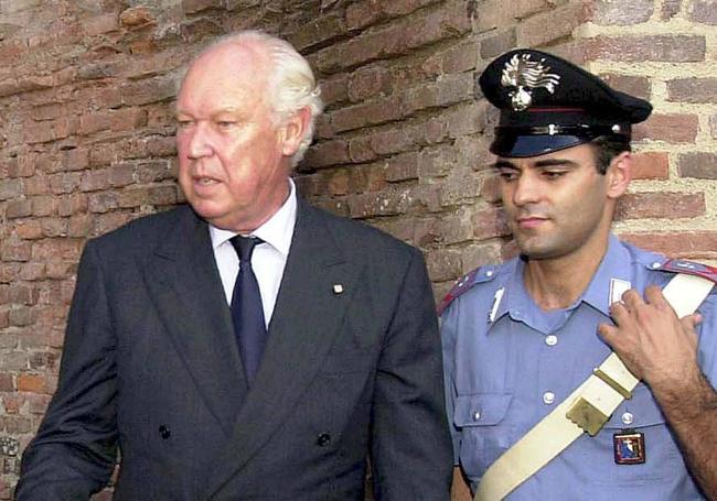 Víctor Manuel de Saboya, tras su arresto en 2004.