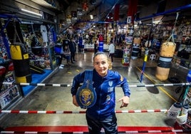 Sheila Martínez posa con el cinturón de campeona de Europa en el Club de Boxeo Sedaví, al que perteneció