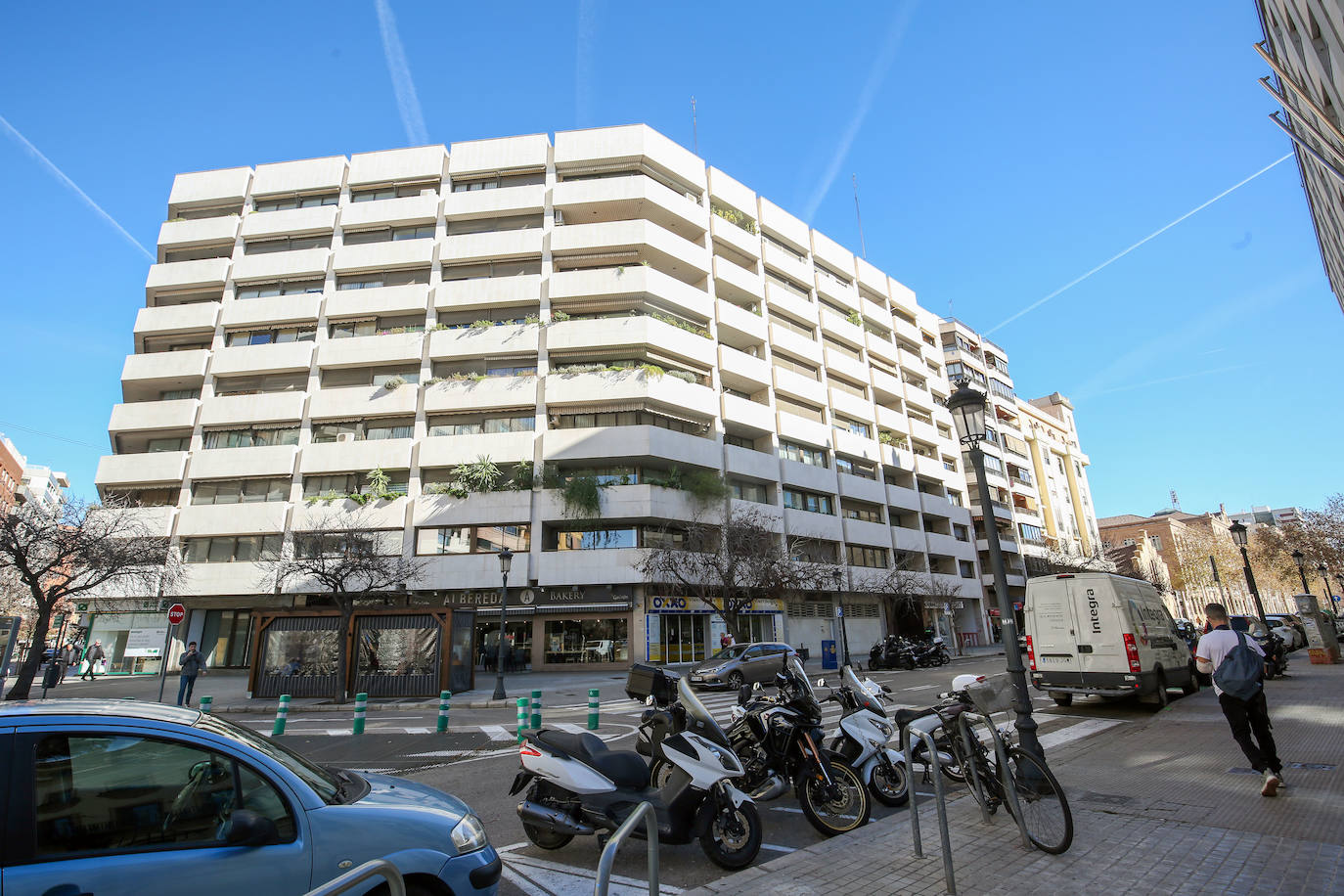 Edificio ubicado junto a Tabacalera, en una esquina muy concurrida.