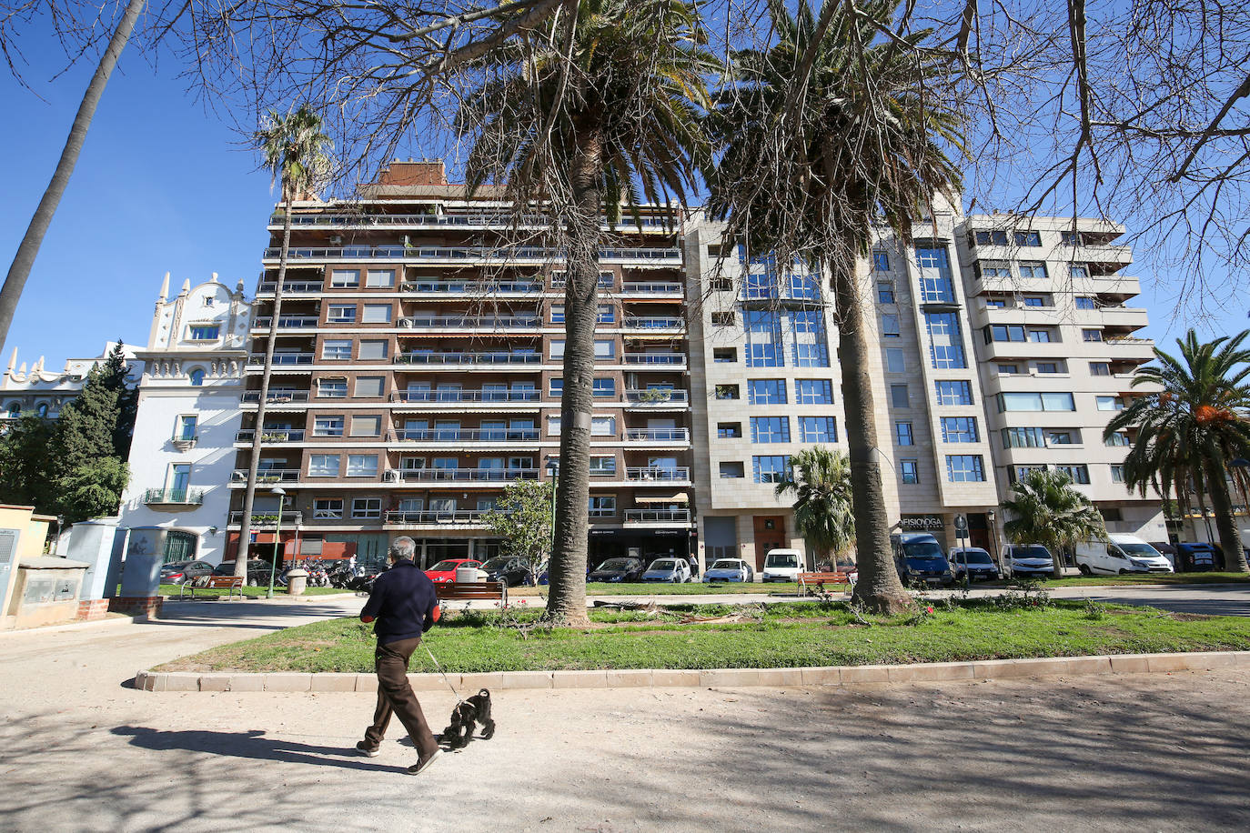 Diseñado por el arquitecto Daniel Gamón, el edificio en tonos marrones data de los años 60 y cuenta con amplios pisos abiertos a la Alameda.