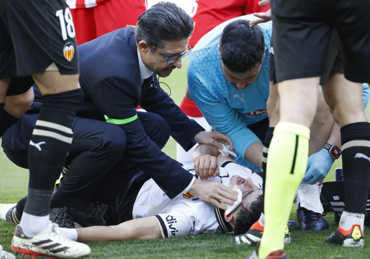 Los médicos atienden a Diego López tras sufrir la lesión frente al Almería.
