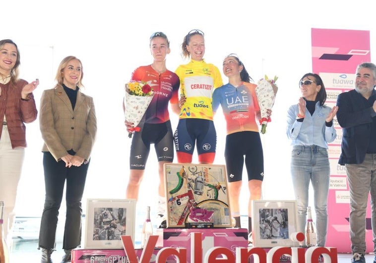 Kerbaol, en lo más alto del podio y con el maillot amarillo, después de ganar la carrera.