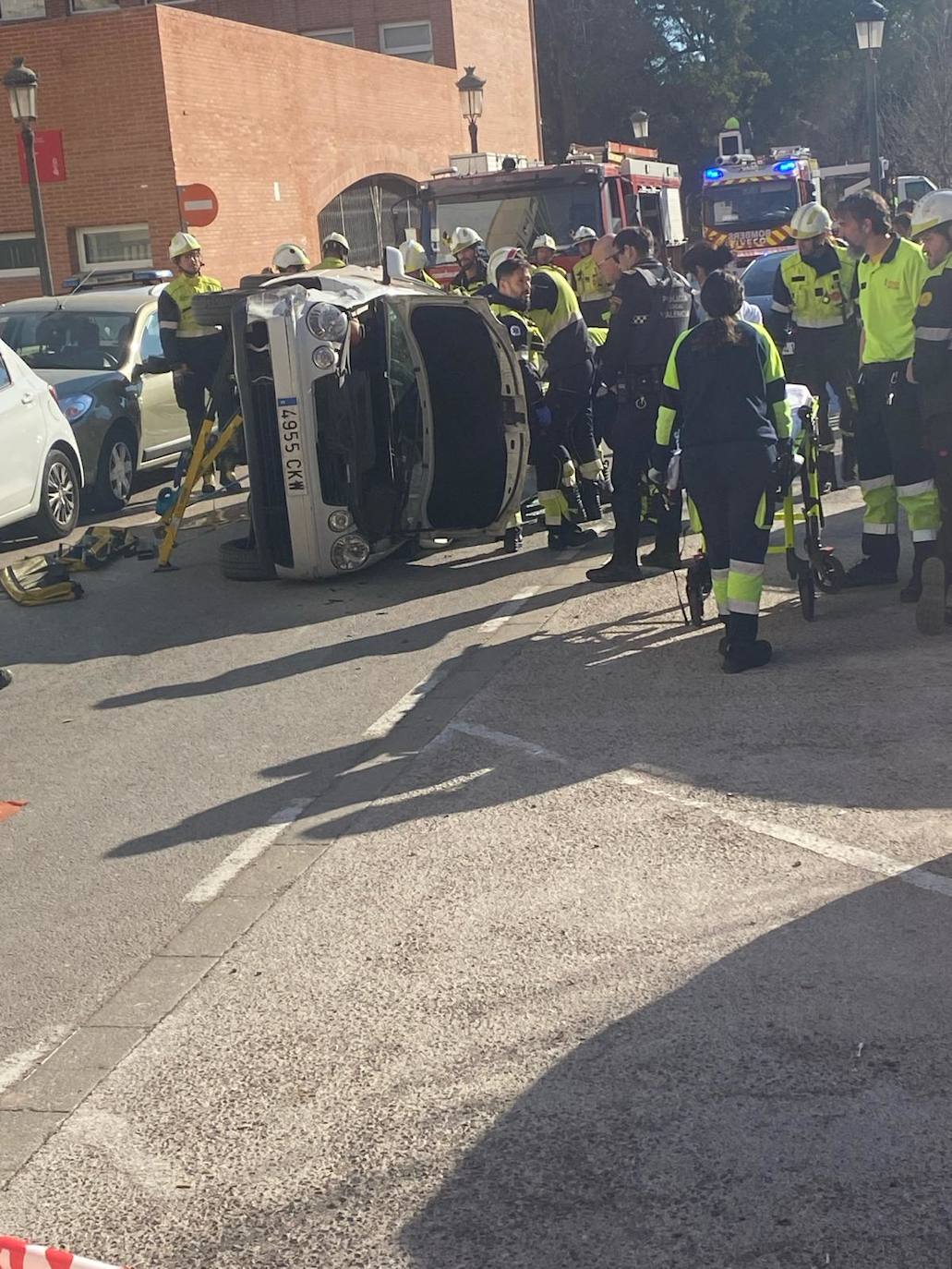 Una mujer resulta herida al perder el control de su coche y chocar contra dos vehículos en Valencia