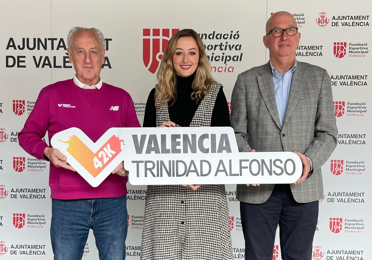 Fotografía oficial del convenio firmado por el Ayuntamiento de Valencia, la Fundación Trinidad Alfonso y Correcaminos