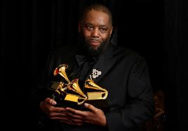 El rapero Killer Mike posa con sus tres gramófonos de oro en los Grammy 2024.