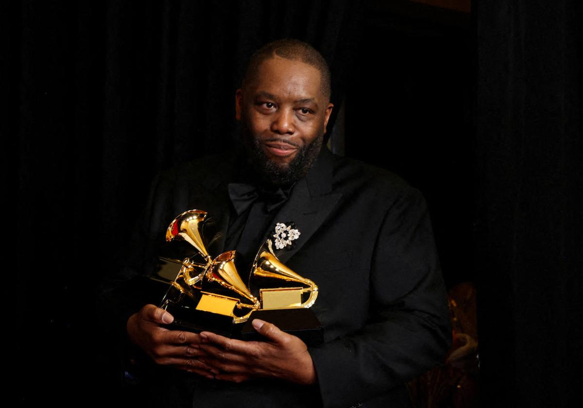 El rapero Killer Mike posa con sus tres gramófonos de oro en los Grammy 2024.