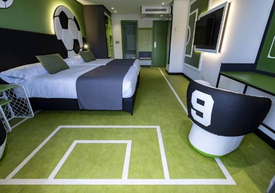 Una de las habitaciones 'piloto' del hotel Magic Sports, dedicada al fútbol.