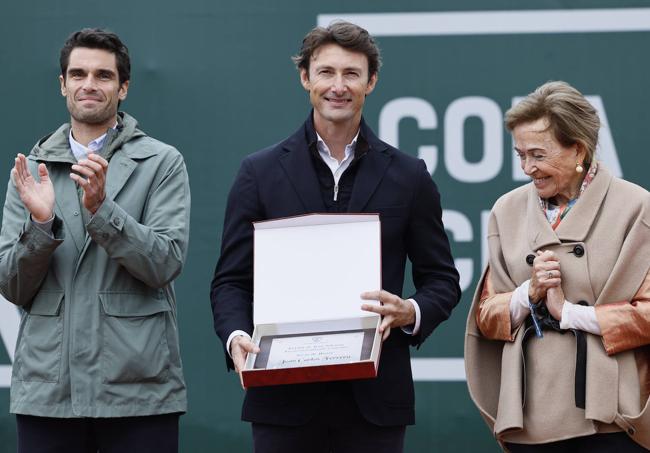 Juan Carlos Ferrero, homenajeado en 2022 por el Club de Tenis, junto a Pablo Andújar y Paz Zúnica.