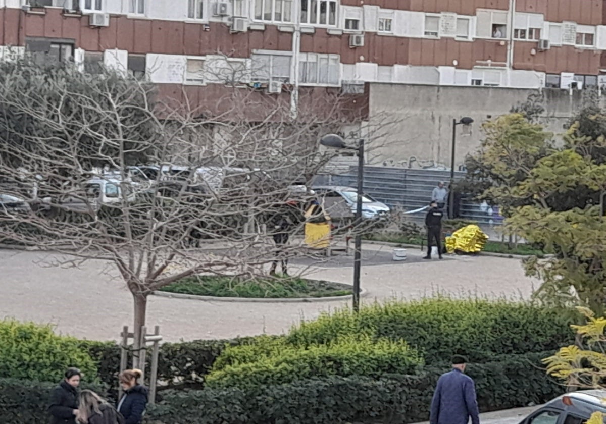 El cuerpo del fallecido, cubierto bajo una manta, en un banco del parque de Malilla.