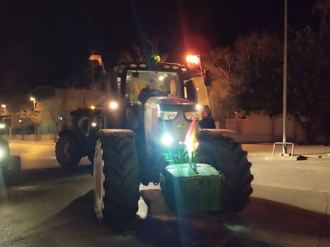 Una protesta de camiones colapsa las carreteras principales de Valencia, en imágenes