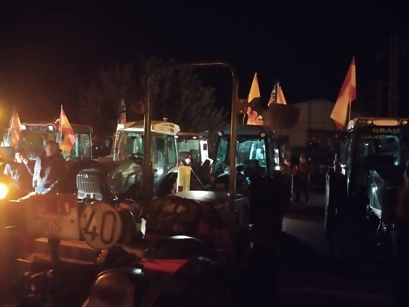 Una protesta de camiones colapsa las carreteras principales de Valencia, en imágenes