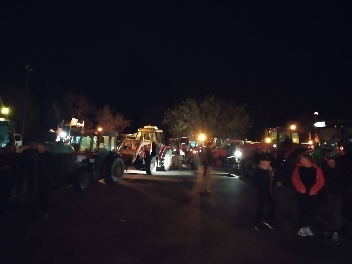 Una protesta de camiones colapsa las carreteras principales de Valencia, en imágenes