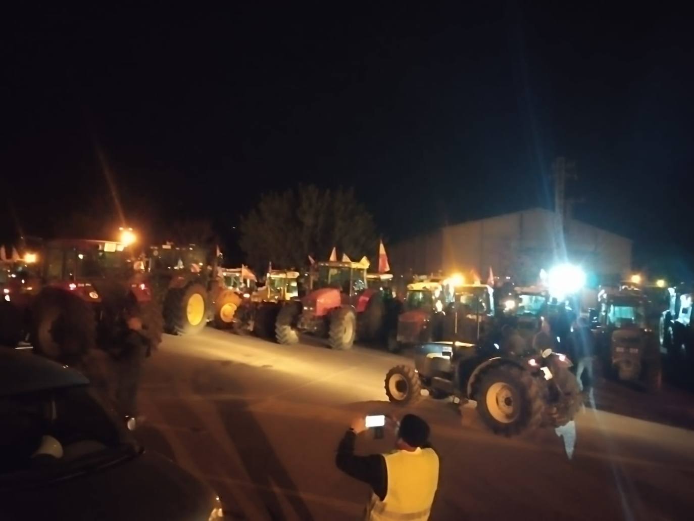 Una protesta de camiones colapsa las carreteras principales de Valencia, en imágenes