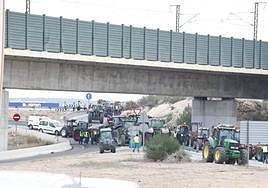 Una protesta de camiones colapsa las carreteras principales de Valencia, en imágenes