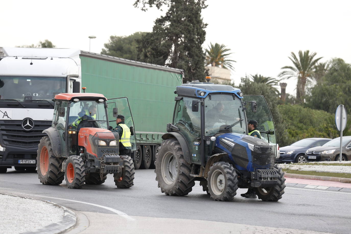 Una protesta de camiones colapsa las carreteras principales de Valencia, en imágenes